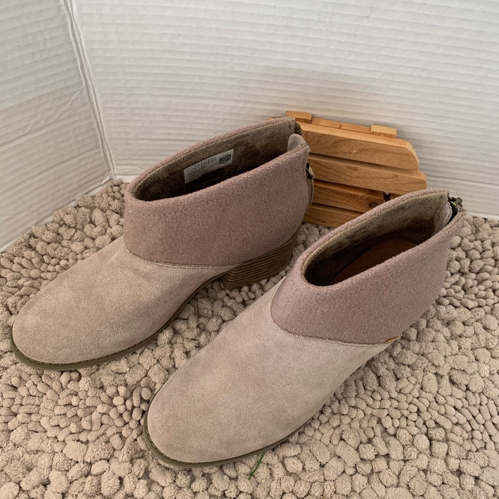 Toms desert taupe suede and felt lacy bootie.Nwot